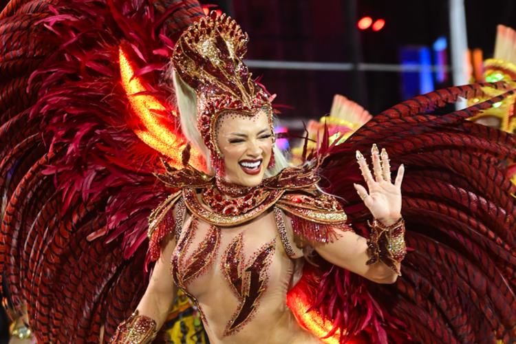 Carnaval 2025: Juju Salimeni surge de Iansã com led, 30 mil cristais e peças banhadas a ouro