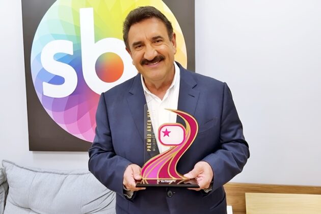 Ratinho recebe trof&eacute;u de Melhor Comunicador pelo Pr&ecirc;mio &Aacute;rea VIP