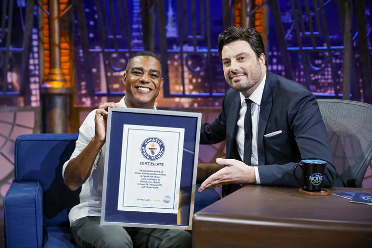 The Noite recebe brasileiro que entrou para o Guinness Book por ser o homem a visitar mais rapidamente todos os 196 países do mundo
