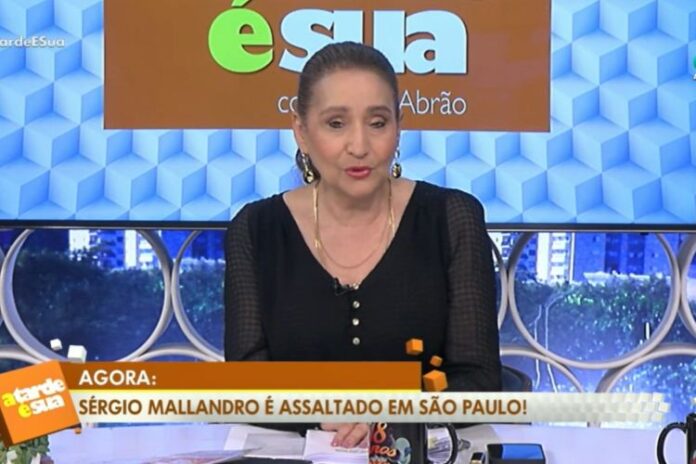 Sonia Abrão informando, ao vivo, o assaltado que Sérgio Mallandro e João Kleber sofreram (Reprodução: RedeTV!)