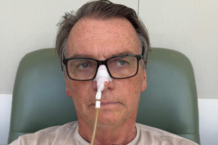 Bolsonaro segue internado e tem estado de saúde atualizado após cirurgia
