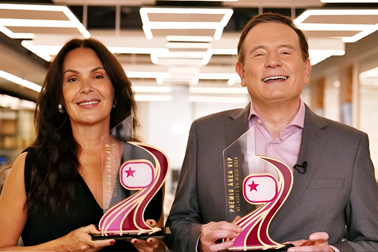 Carolina Ferraz e Roberto Cabrini agradecem troféu do Área VIP pelo Domingo Espetacular