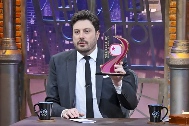 Danilo Gentili com o Prêmio Área VIP