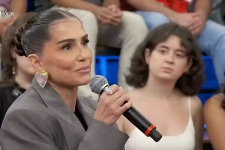 Deborah Secco A atriz Deborah Secco no Altas Horas