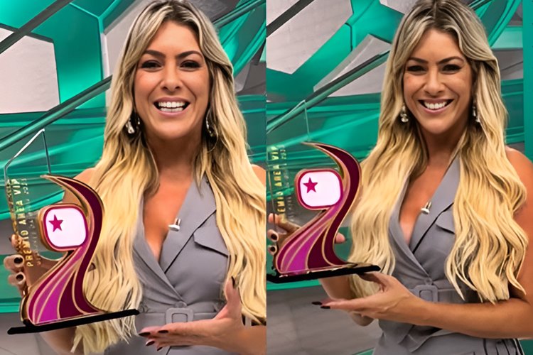Renata Fan com o Prêmio Área VIP Renata Fan com o Prêmio Área VIP