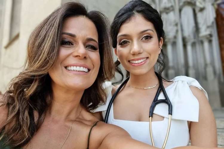Adriana Araújo emociona ao fazer relato sobre filha com doença rara