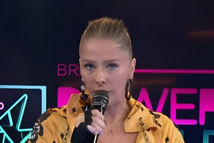 Adriane Galisteu apresentando o Power Couple Brasil (Reprodução: Record)