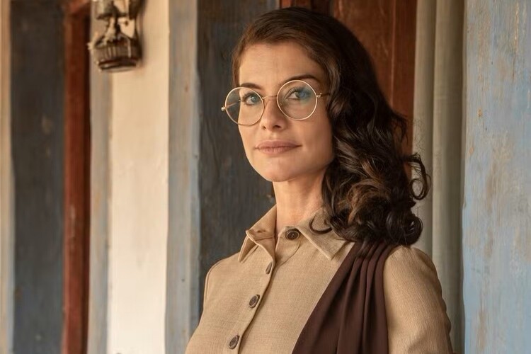 Alinne Moraes celebra volta às novelas após quatro anos: “À frente do seu tempo”
