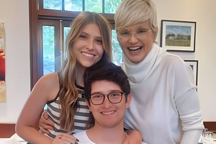 Andréa Nóbrega comemora aniversário de 25 anos dos filhos gêmeos