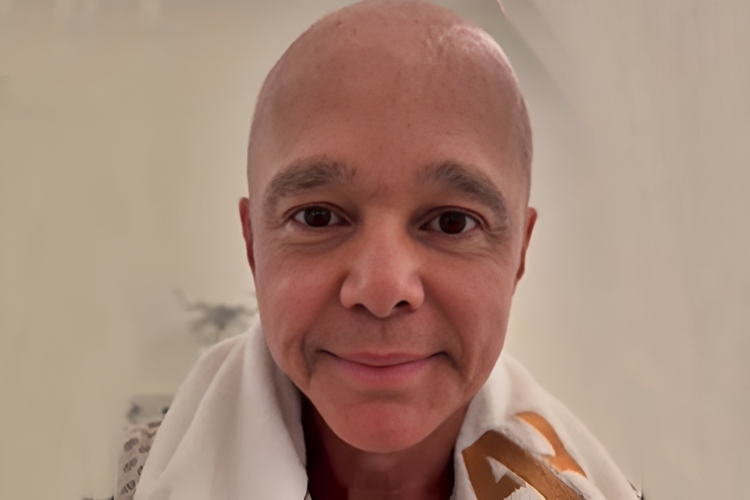 Cantor Netinho confirma fim da 3ª etapa do tratamento contra o câncer