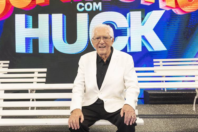 Carlos Alberto de Nóbrega recebe homenagem na Globo; veja fotos