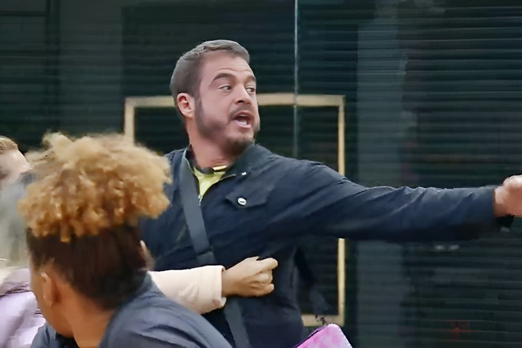 Power Couple Brasil 7: Dhomini surta com Kadu e é segurado por outros participantes