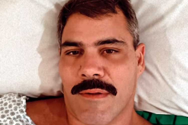 Juliano Cazarré surge no hospital após cirurgia e tem quadro atualizado