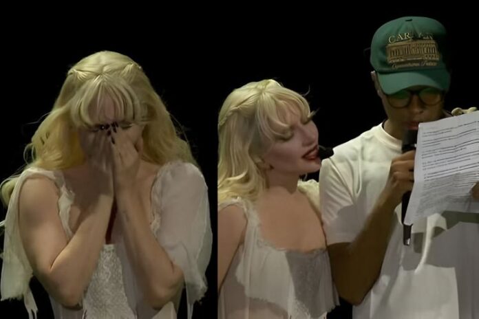 Lady Gaga e fã no palco (Reprodução: TV Globo)