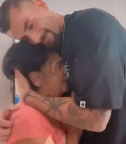 Nizam em foto com a mãe (Reprodução/Instagram)