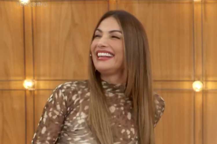 Patrícia Poeta tira os sapatos ao vivo no ‘Encontro’ após perrengue nos bastidores