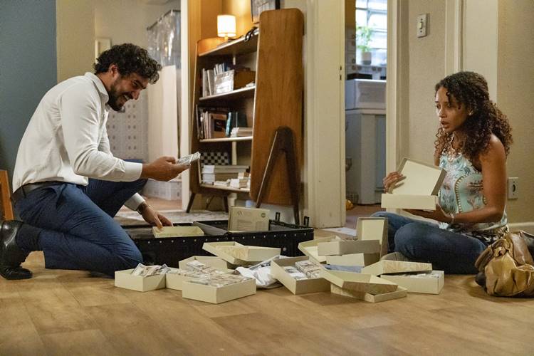 Vale Tudo - Raquel e Ivan descobrem mala de dólares
