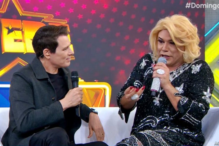 Tiago Barnabé estreia personagem em homenagem a Hebe Camargo no ‘Domingo Legal’