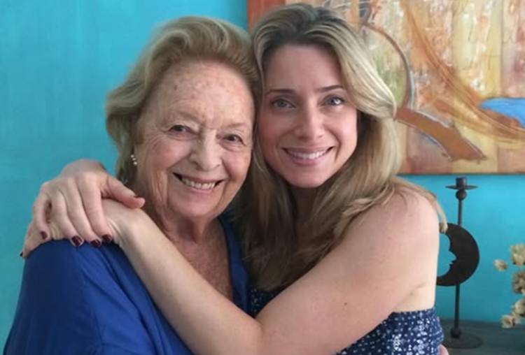 Letícia Spiller faz homenagem à mãe e mostra cliques ao lado da família