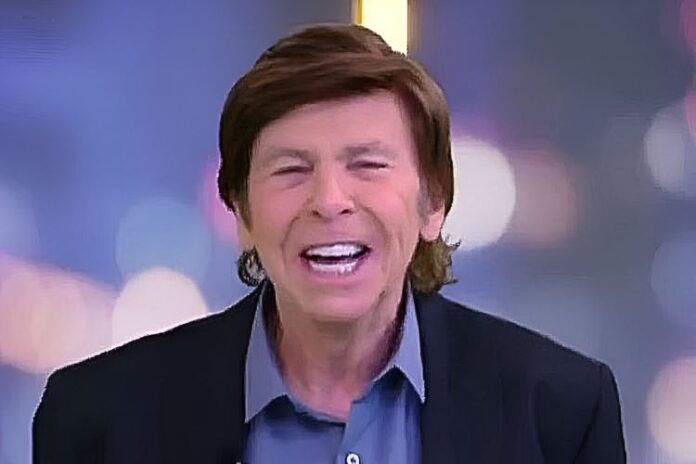 Nelson Rubens é apresentador do TV Fama desde 2001 (Reprodução: RedeTV)