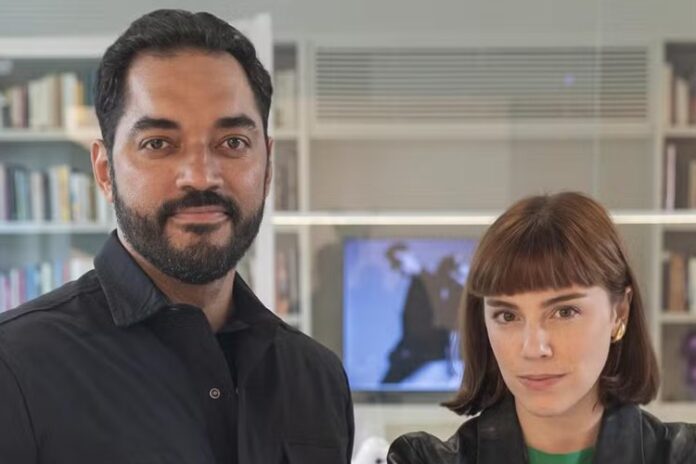 O ator Thomás Aquino com Alice Wegmann em Vale Tudo — Foto: Léo Rosario/ TV Globo