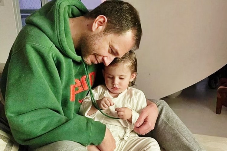 Tiago Leifert revela que Lua, filha com Daiana Garbin, está terrível
