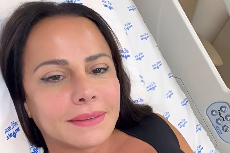 Viviane Araújo surge na cama de hospital e atualiza estado de saúde: “Passando para dizer”