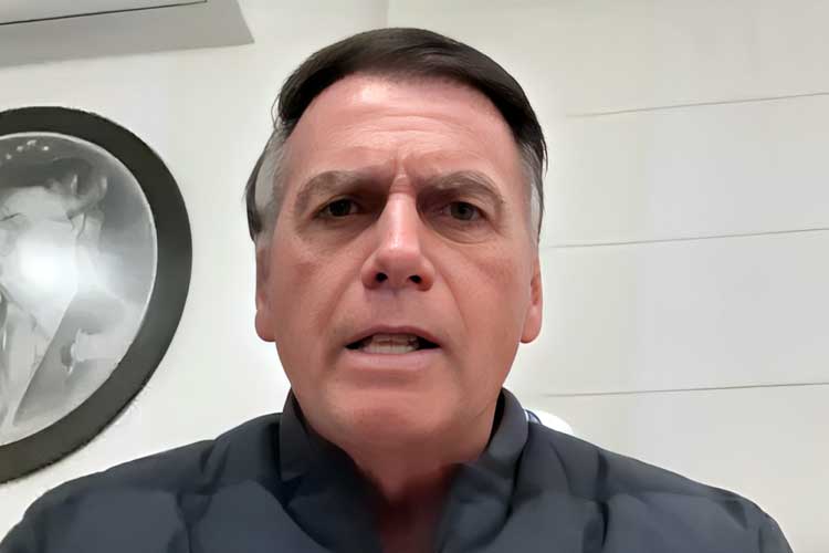 Bolsonaro solta palavrão ao vivo ao falar sobre tentativa de golpe: ‘Uma covardia’