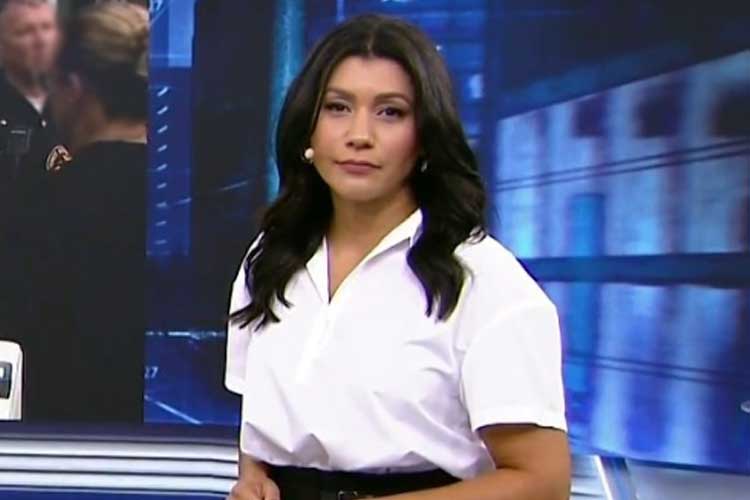 Dani Brand, apresentadora do ‘Tá Na Hora’, é surpreendida ao vivo com mensagem: ‘Coisas absurdas’