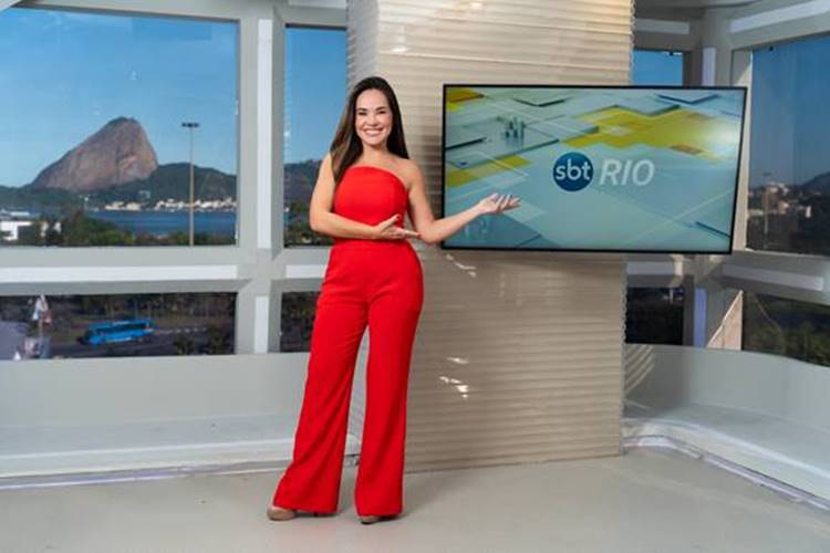Isabele Benito renova contrato com o SBT