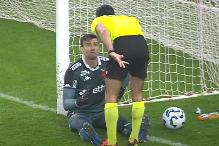 Leitura labial revela falas de Léo Jardim antes da expulsão em jogo entre Internacional e Vasco