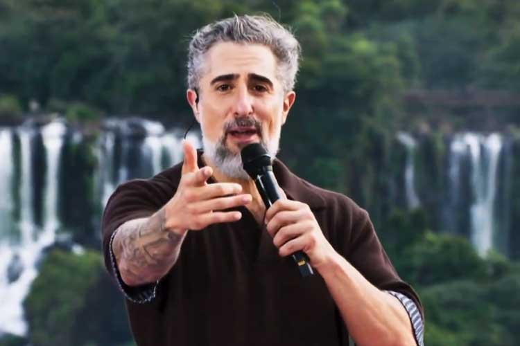 Ao vivo, Marcos Mion paralisa o ‘Caldeirão’ para último adeus: ‘Jamais será esquecida’