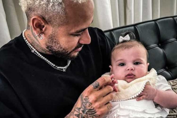 Neymar presenteia Helena com joia semelhante à dada a Mavie