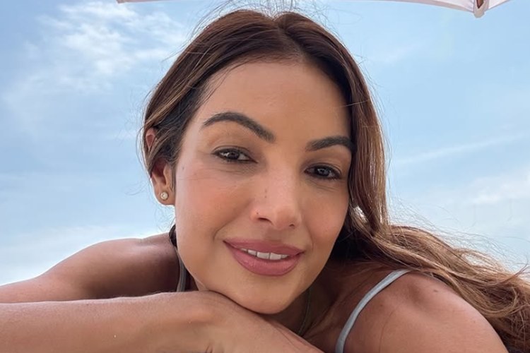 Patrícia Poeta ostenta corpão ao surgir de biquíni: “alma leve”