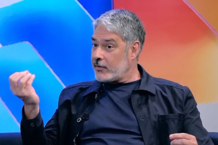 William Bonner fica em pânico com cena de sexo na redação da Globo