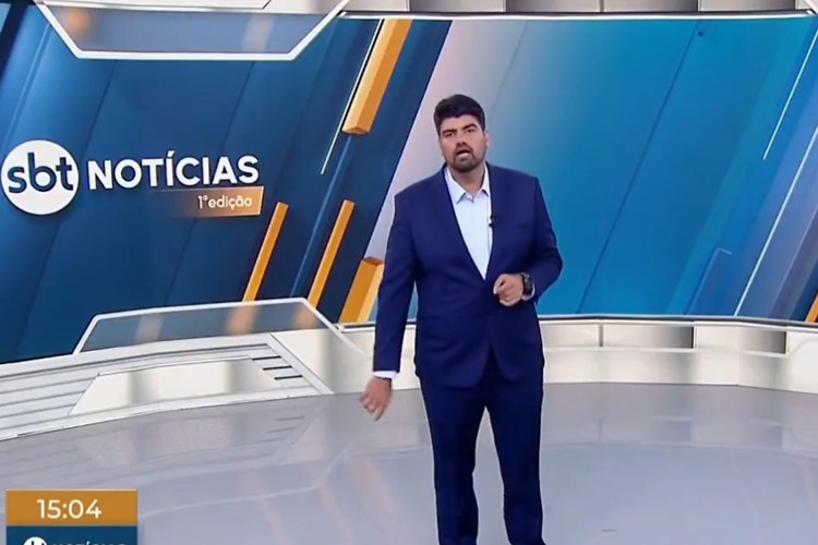 Âncora do SBT fica perdido com grade voadora da emissora ao encerrar jornal