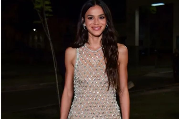 Bruna Marquezine posta fotos em Paris e detalhe chama atenção