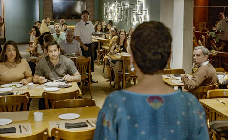 Celina (Malu Galli) consegue impedir tragédia com maionese contaminada (2) - Leo Rosario