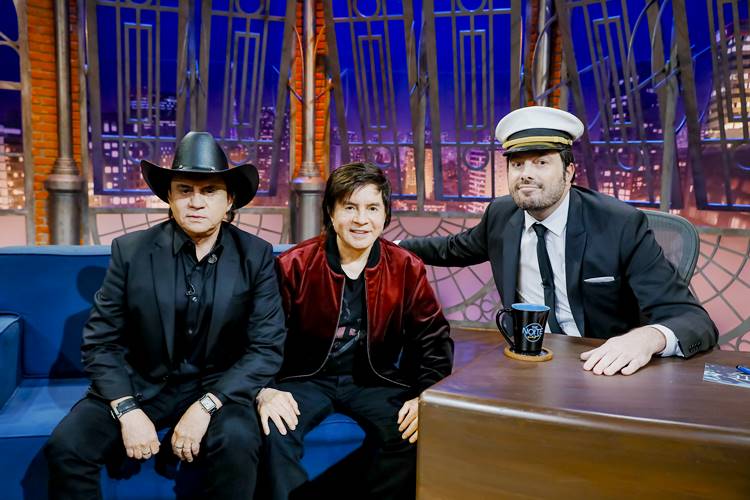 Chitãozinho e Xororó celebram 55 anos de carreira no The Noite com homenagem internacional de “Evidências”
