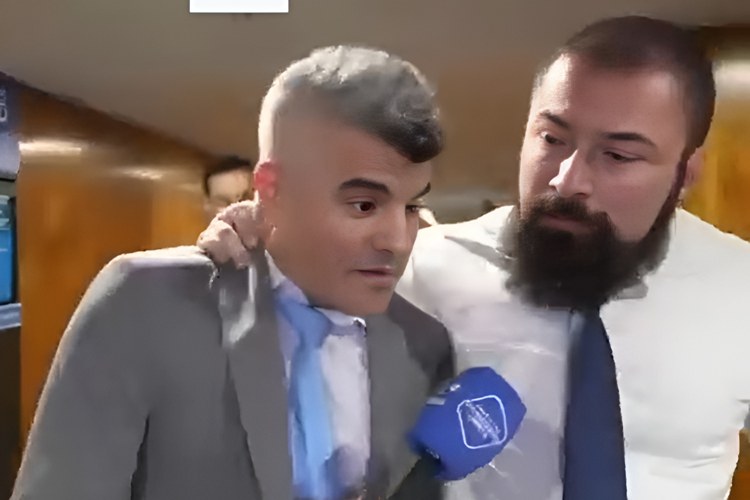 Jornalista Guga Noblat é agarrado pelo pescoço após deputado perder a paciência