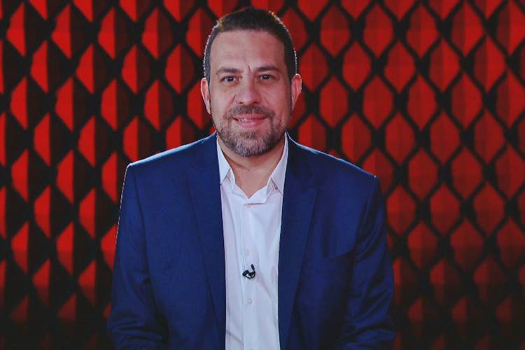 “Ter um teto é a base da dignidade de qualquer família”, diz Boulos sobre MTST ao programa “No Alvo”