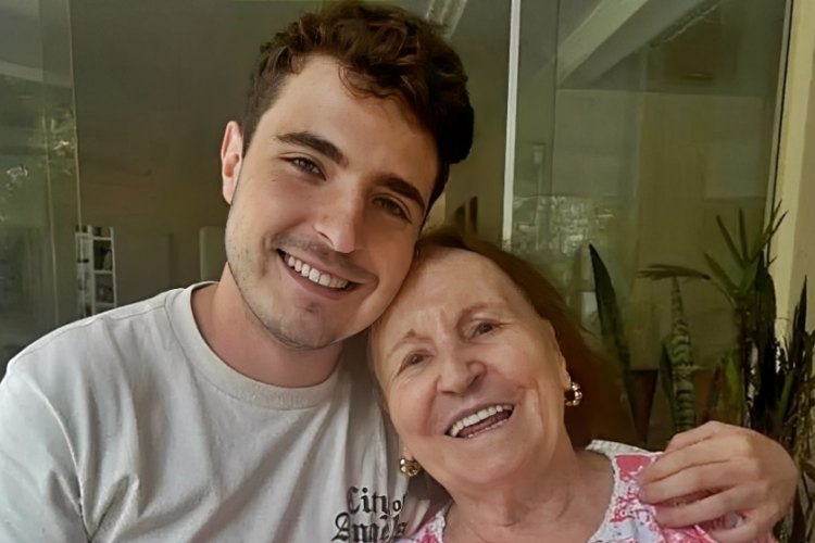 João Augusto Liberato, após beijo em Cariúcha, se declara para avó: “Minha”