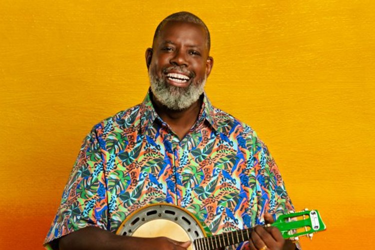 Péricles assina com o SBT e será um dos técnicos do The Voice Brasil