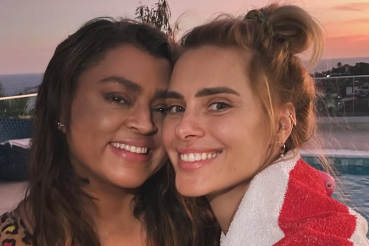 Carolina Dieckmmann divulga momentos inéditos ao lado de Preta Gil: “memórias”