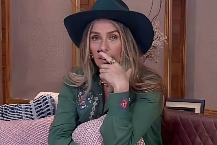 Adriane Galisteu desabafa após região íntima ficar em destaque na TV