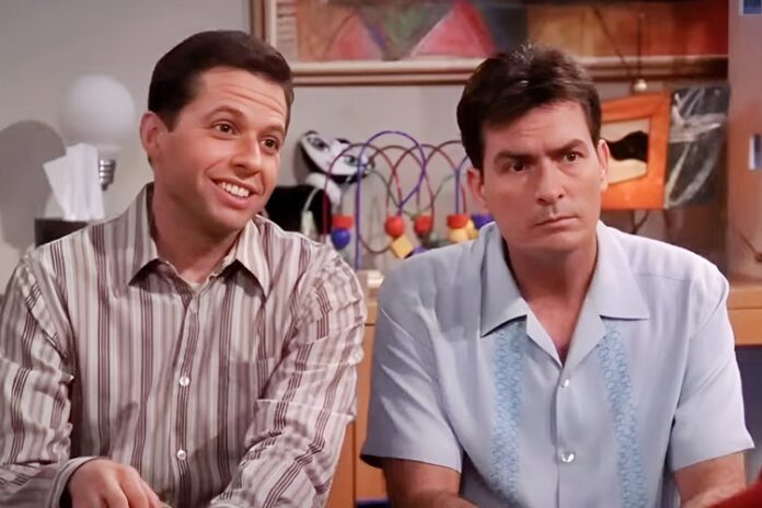 Jon Cryer e Charlie Sheen em cena da série Two and a Half Men — Foto: Reprodução/SBT