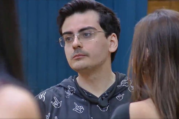 A Fazenda 17: Dudu Camargo fica sem reação ao receber um ‘cala a boca’ da direção da Record