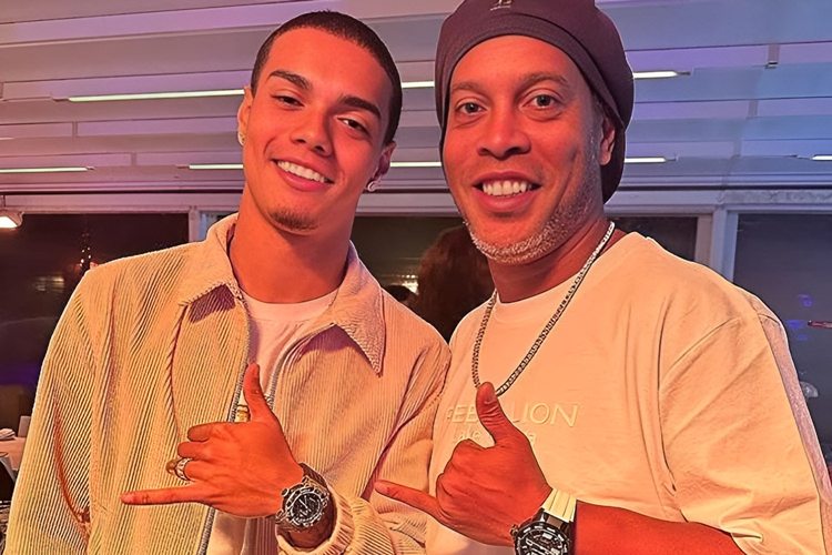 Filho de Ronaldinho Gaúcho assina com grande clube inglês