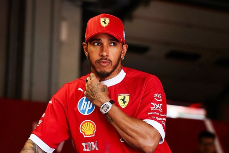 Lewis Hamilton lamenta morte de fiel amigo em seus braços
