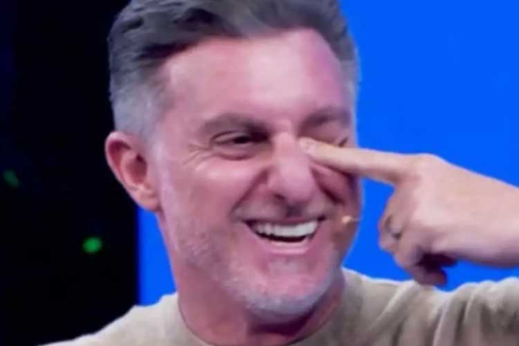 Luciano Huck é pego de surpresa no ‘Domingão’ e tem olho atingido por objeto